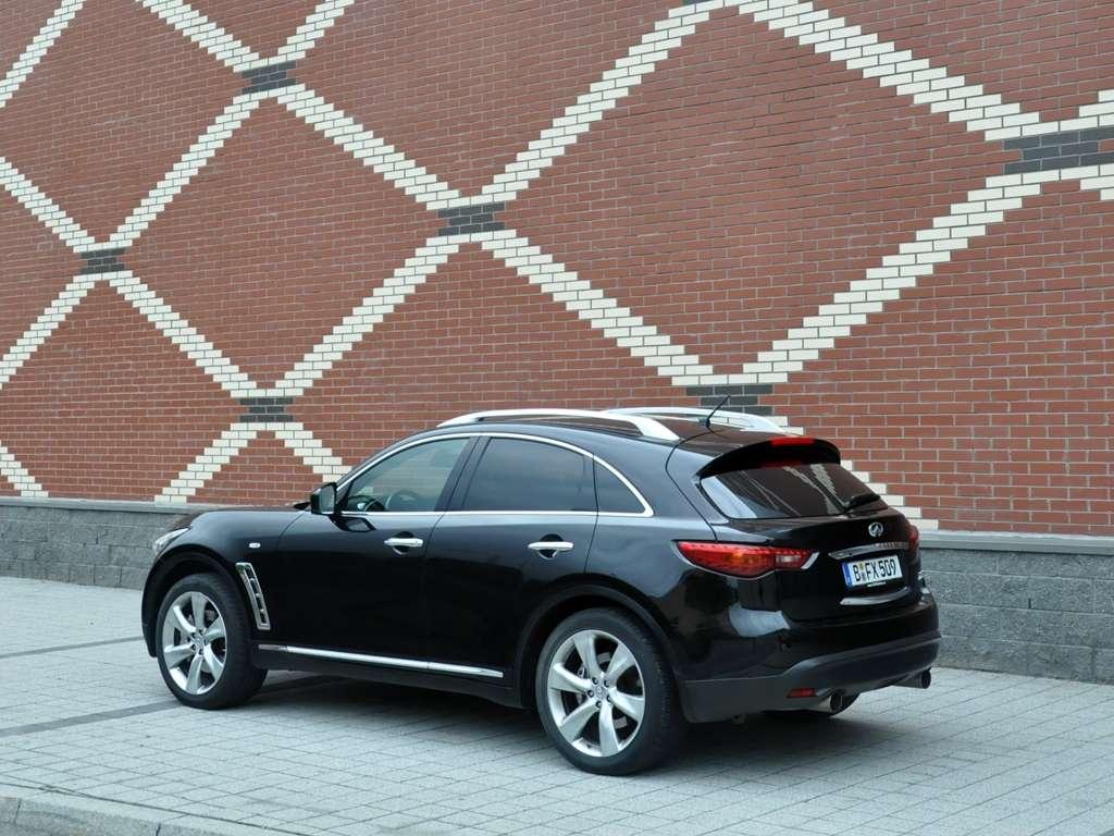 Infiniti FX50 (S51) (2008-2017) - scatola dei fusibili