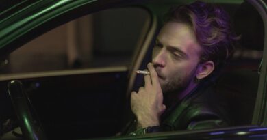 Fumare in auto: cosa dice la legge?